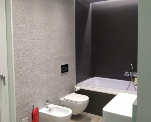 questa immagine rappresenta un modo di arredare un bagno piccolo